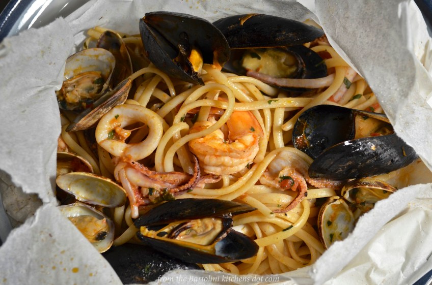 linquine ai frutti-di mare al cartocci